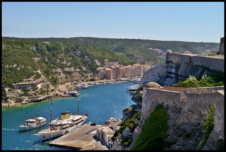 Port w Bonifacio i piękny jacht przycumowany do brzegu