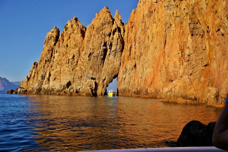 Podczas rejsu po rezerwacie Scandola. Rejsy wykonywane są małymi stateczkami i przeciskanie się przez szczeliny to niemal że ich specjalność