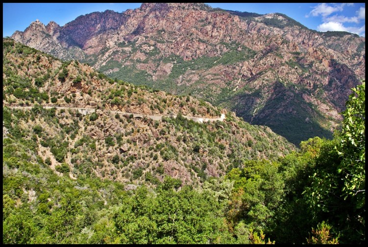 Góry na Korsyce. Wyraźnie widać górską drogę. I to jedna z wielu tego typu dróg na Korsyce. W zasadzie to większość takich dróg tam jest