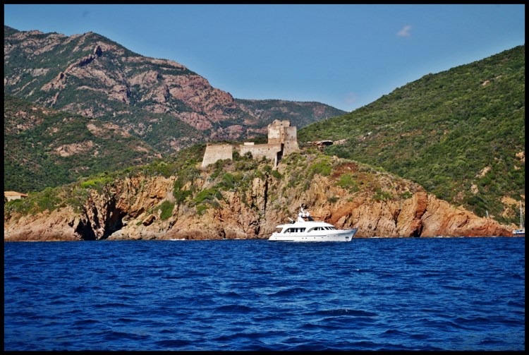 Jeden z licznych zamków w rezerwacie Scandola