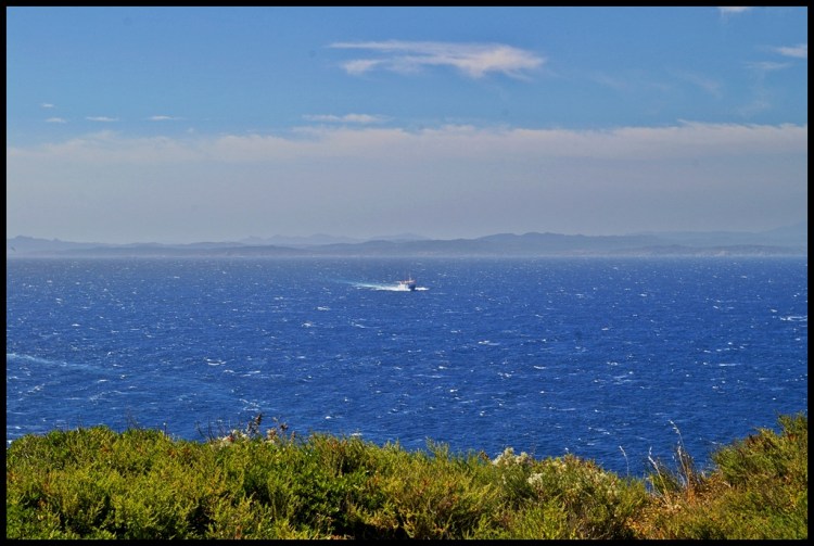 Cieśnina Świętego Bonifacego. W oddali widać Sardynie. Widać też prom przewoźnika Moby Ferries i był to chyba jedyny statek, który tego dnia odważył się wypłynąć do Cieśniny