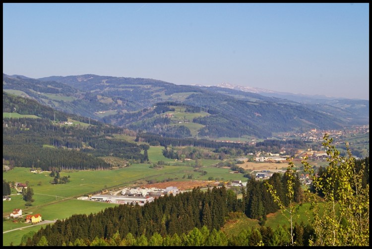 Jakiś czas temu dodałem zdjęcie wieży widokowej, która jest przy autostradzie we Włoszech, albo Austrii, teraz czas dodać zdjęcie widoku jaki się z niej rozciąga.