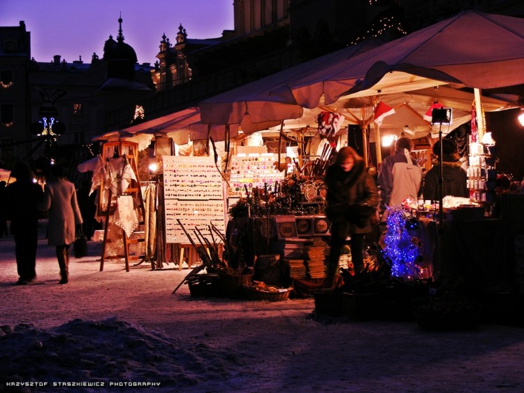 Świąteczne kramy na Rynku Głównym w Krakowie