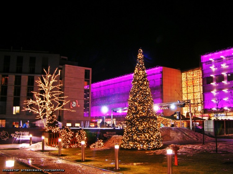 Świątecznie na Placu Jana Nowaka Jeziorańskiego. Do pełni świątecznego klimatu brakuje tylko śniegu.