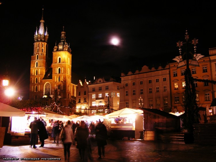 Krakowski rynek wieczorową porą. Jak widać mimo, że już po świętach, to świąteczne kramy cieszą się ogromną  popularnością.