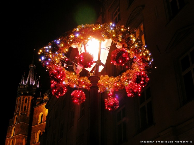 Świątecznie ozdobiona latarnia na Rynku Głównym w Krakowie