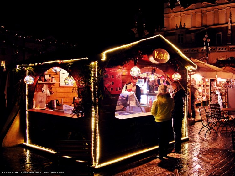 Jeden z najbardziej rzucający się w oczy (przynajmniej pod względem oświetlenia) ,,świąteczny" kram na Rynku Głównym