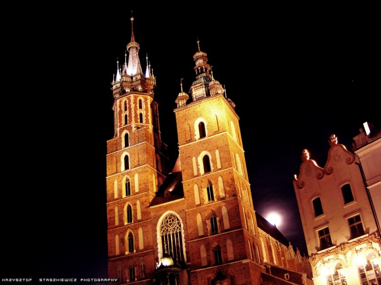 Wieże kościoła Mariackiego wieczorową porą 