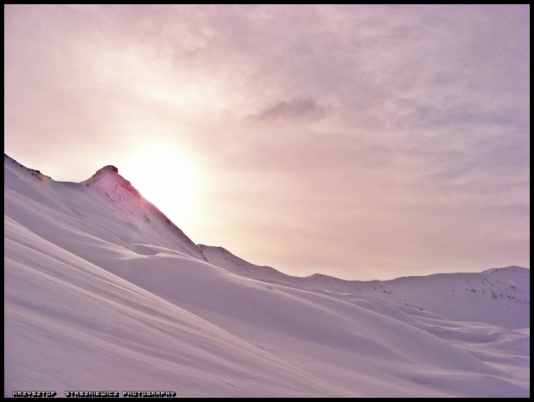 Popołudnie w Alpach.Zdjęcie wykonane podczas zjazdu do wyciągu ,,Federia" w kompleksie narciarskim Carosello 3000