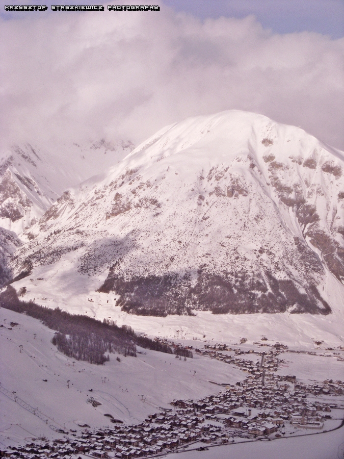 Livigno i góry. Zdjęcie zrobione z kompleksu narciarskiego Mottolino, w dole widać niewielką część kompleksu Carosello 3000, który znacznie bardziej przypadł mi do gustu