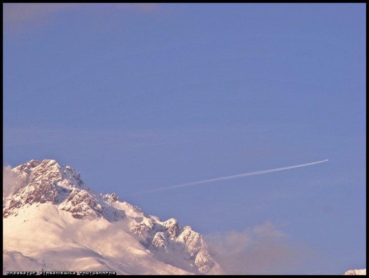 Alpy i samolot. Takie oto zdjęcie udało mi się zrobić podczas parominutowej przerwy na stacji paliw przed Innsbruckiem