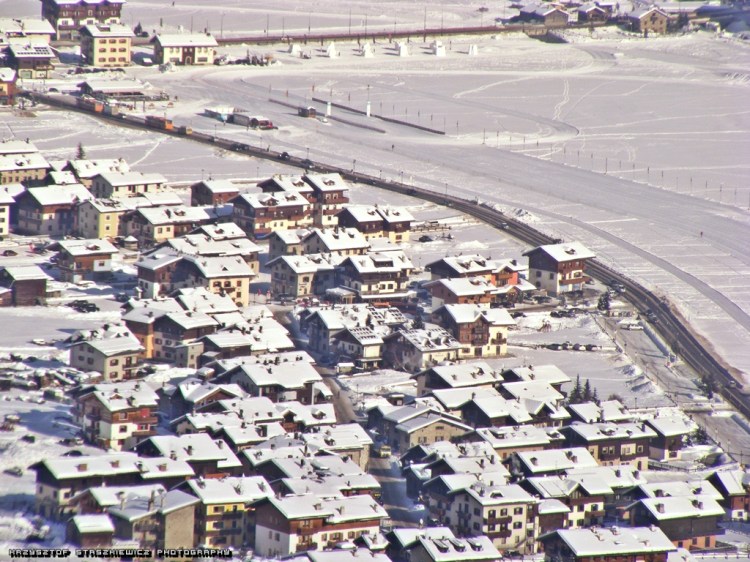 Livigno, a właściwie niewielka część tej miejscowości. Zdjęcie z serii ,,Znajdź autobus". Na zdjęciu bez problemów można znaleźć dwa autobusy, a dla bardziej spostrzegawczych gdzieś ukrył się trzeci autobus. 
