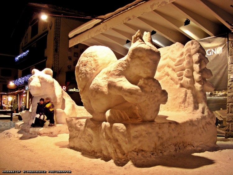 Niedźwiedź i wiewiórka stworzone ze śniegu w centrum Livigno