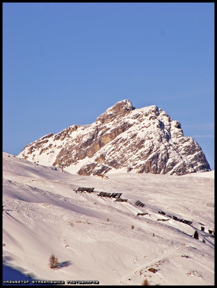 Widok z okolic dolnej stacji wyciągu ,,Vetta Blesaccia". Kto jest spostrzegawczy to może dostrzec kolejny wyciąg w kompleksie Carosello 3000