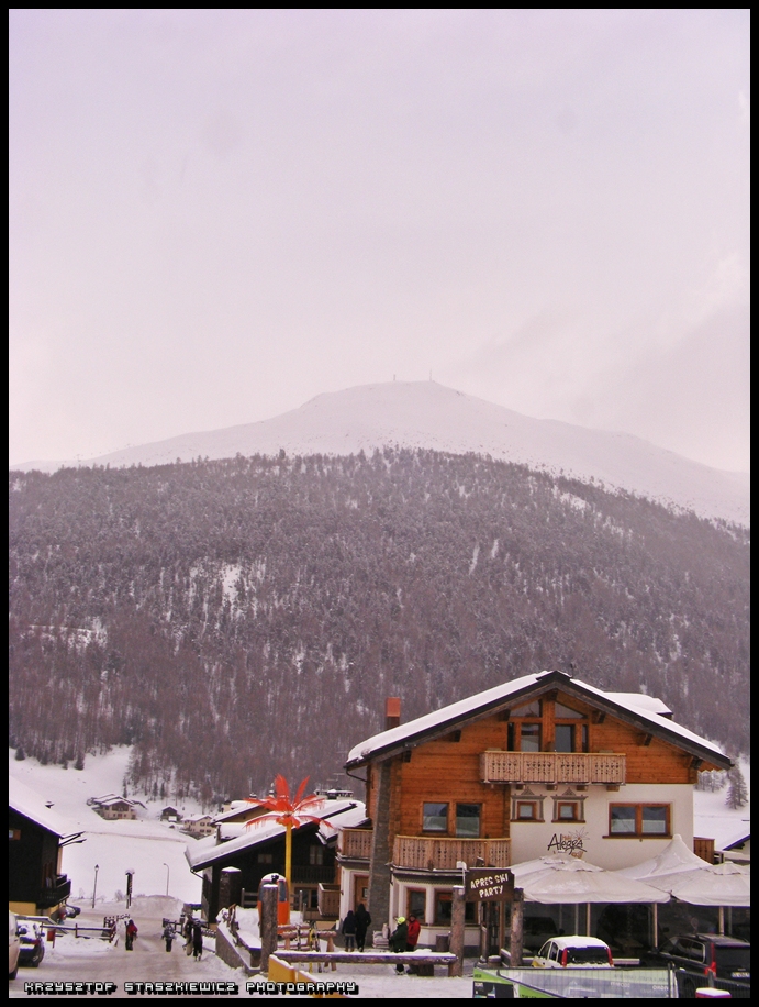 Livigno. Zdjęcie z okolicy dolnej stacji gondoli na Carosello. Jak widać parę metrów dalej jest przystanek, a szczyt który widać to już część kompleksu Mottolino