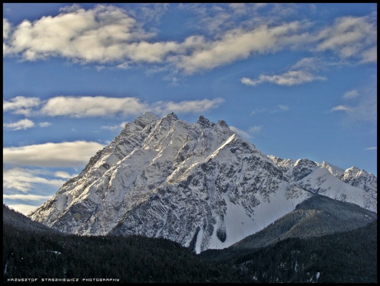 Szczyt w Szwajcarskich Alpach. Nie mam pojęcia jaki to dokładnie szczyt, bo zdjęcie zostało wykonane w czasie powrotu do Polski, tuż za Włochami.