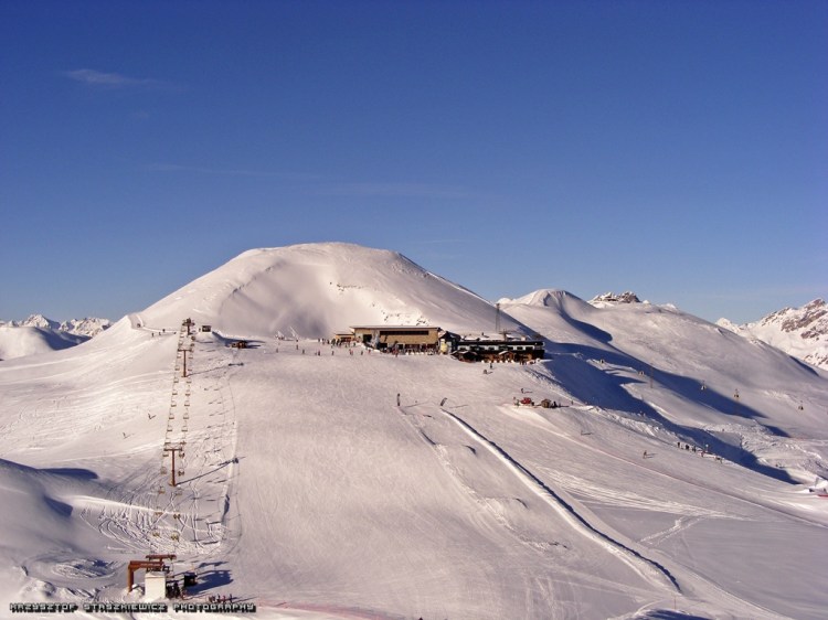 Główna część kompleksu Carosello 3000. Na zdjęciu widać, restauracje, górną stacje gondoli i wyciąg ,,Ago Salin". Jeden z najkrótszych wyciągów w całym kompleksie. 