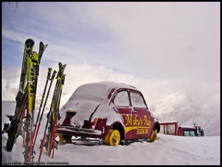 Fiat 500 przy restauracji Camanel w kompleksie Mottolino. Ciekawostką jest to, że prócz Fiata, przy jednym z wyciągów w tym kompleksie stoi MYŚLIWIEC