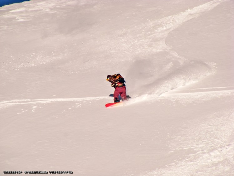Snowboardzista zjeżdżający freeride do wyciągu Federia