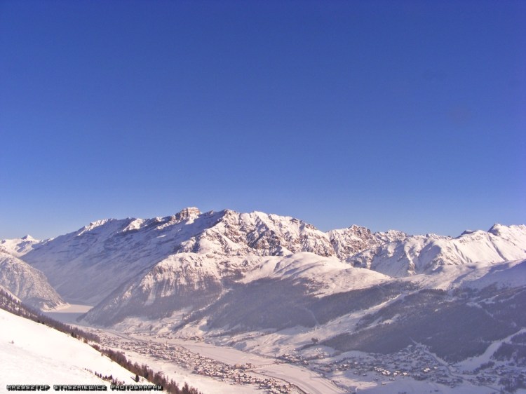 Widok z okolic pośredniej stacji Gondoli w kompleksie Carosello 3000, na dole miasteczko Livigno, które głównie tętni życiem po zamknięciu wyciągu, czyli ok. 17:00