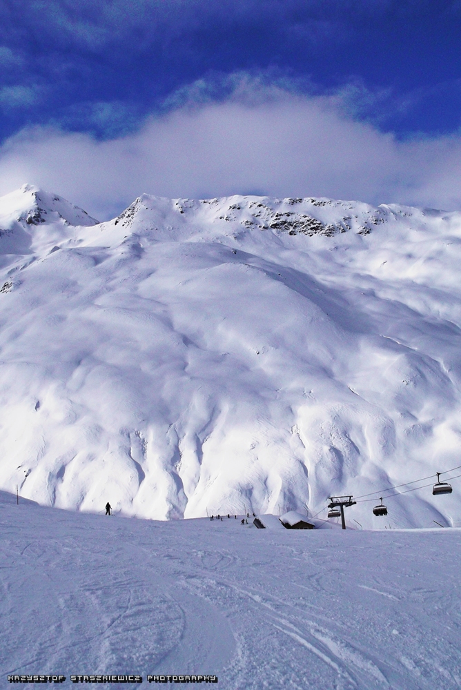 Alpy, stok i wyciąg, a tuż za dolną stacją wyciągu przepaść.