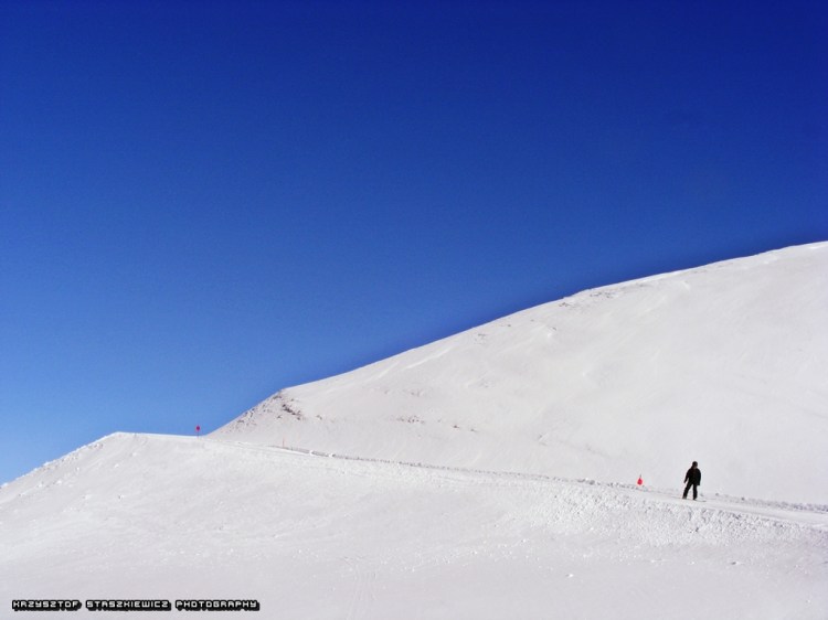 Snowboardzista na tzw. trasie widokowej w kompleksie Carosello 3000.