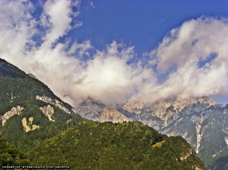 W ostatnim czasie jak dodawałem zdjęcia z Alp były to zimowe Alpy, teraz czas na taki letni widoczek. Kolejne zdjęcie z autostrady prowadzącej przez Alpy z Austrii do Włoch