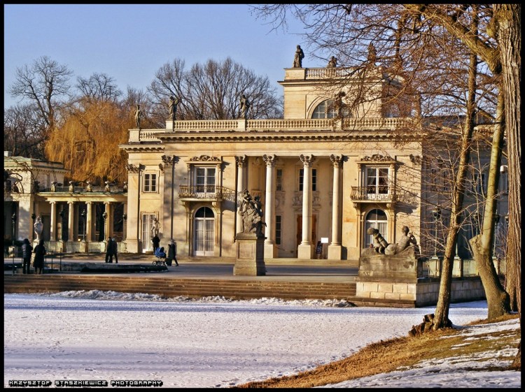 Pałac na wodzie (w tym przypadku lodzie) w Warszawie.