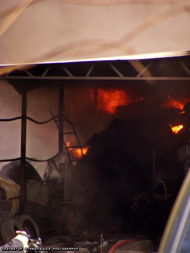 Palący się skład opon