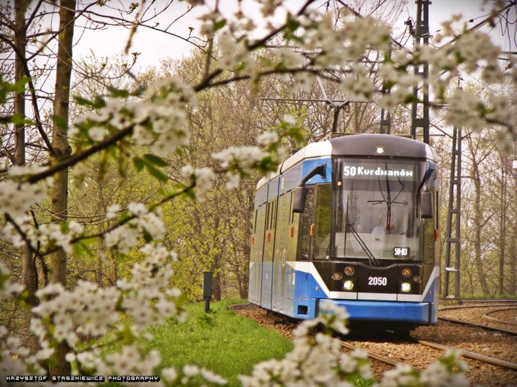 Bombka zjeżdżająca w wiosennym otoczeniu na Dworzec Towarowy.