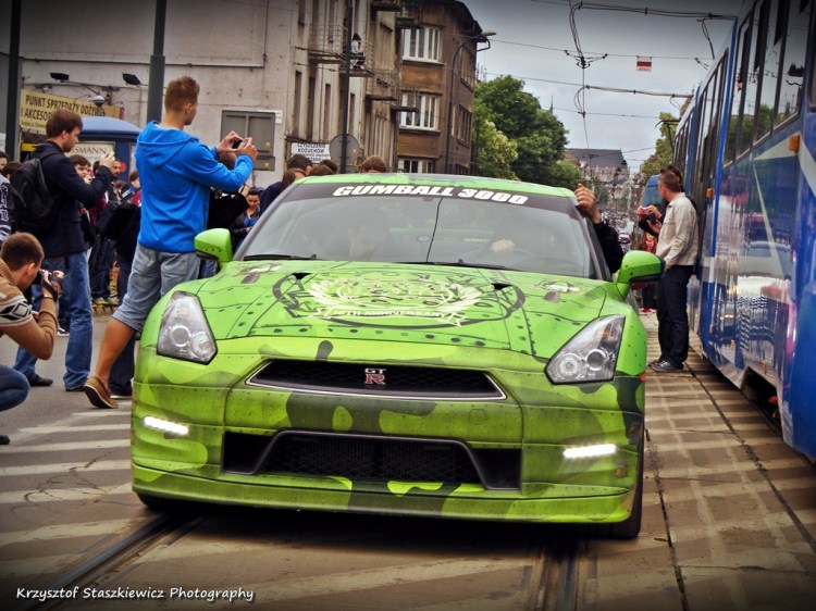 Dzisiejszy dzień (23.05) z całą pewnością mile zapadnie w pamięci miłośnikom motoryzacji, a to ze względu na imprezę Gumball 3000, która zagościła dziś w Krakowie. Co to jest za impreza? Jest to międzynarodowy rajd organizowany od 1999r, W rajdzie biorą udział zarówno kierowcy zawodowi, jak i celebryci, biorą udział i to w prawdziwych motoryzacyjnych ,,cackach". Czym się różni impreza od zwykłych rajdów/wyścigów, że jest tak niezwykła? Ano tym, że uczestnicy rajdu używają dróg publicznych bez zgody rządu i lokalnej Policji, czyli odbywa się podczas normalnego ruchu (co skutecznie sparaliżowało ruch w Krakowie). W tym roku impreza prowadzi z Kopenhagi do Monaco. W Krakowie impreza przyciągnęła tłumy widzów i nie ma co się dziwić. Niestety trafiłem na końcówkę wyjazdów , więc wiele zdjęć nie ma, ale na szczęście parę ciekawych złapałem.