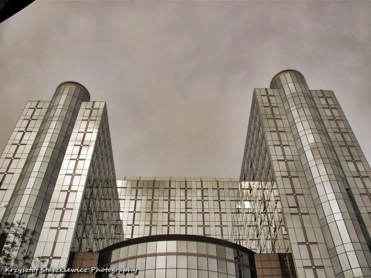 Budynek Parlamentu Europejskiego w Brukseli.  .