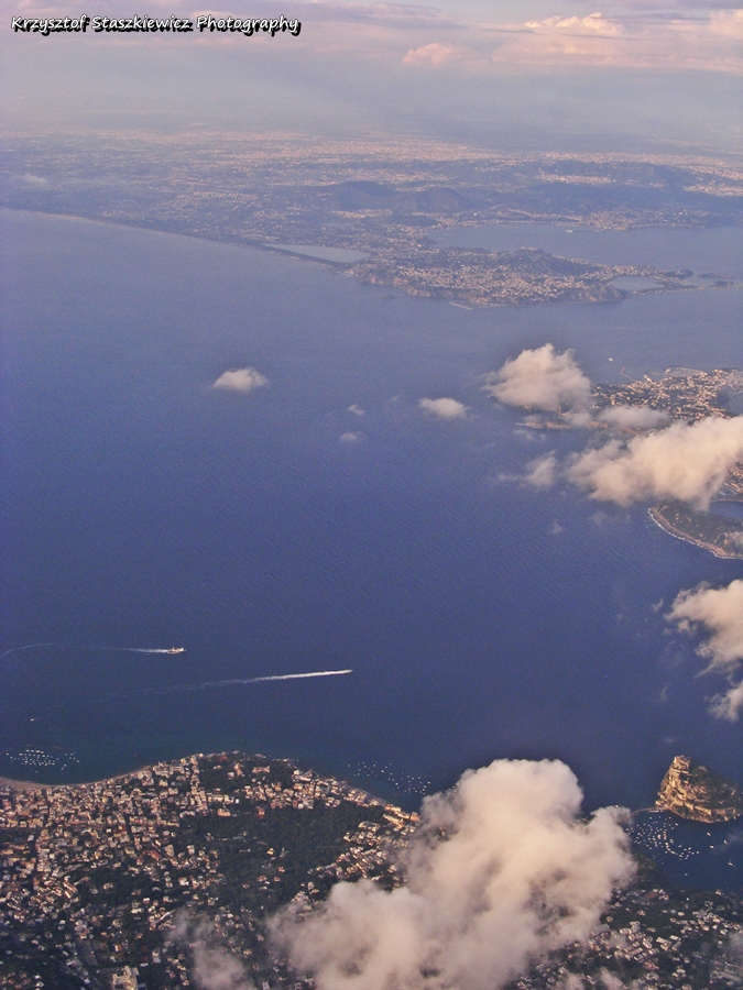 Taki widok można spotkać podchodząc do lądowania na pasie 06 LIRN (Napoli Airport).  Na samym dole zdjęcia widać wyspę Ischia, dalej wyspę Procida, a  jeszcze dalej Neapol