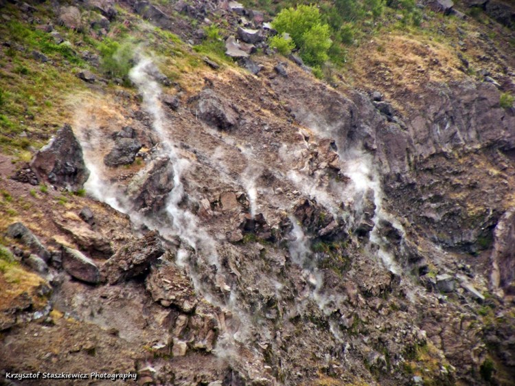 Skoro jesteśmy już w temacie Wezuwiusza to warto zaznaczyć, że jest to w dalszym ciągu aktywny wulkan, ba należy do piątki najniebezpieczniejszych wulkanów na świecie.