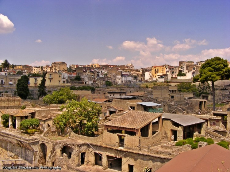 Herkulanum jest to jedno z trzech miast doszczętnie zniszczonych podczas wybuchu Wezuwiusza w 79r. Podczas tego wybuchu zniszczone zostało też zniszczone miasto Pompeje i Stabie. Przy okazji można zauważyć jak niewiele zmieniła się architektura we Włoszech, granica Herkulanum z widocznym w tle Ercolano jest niemal niewidoczna. 