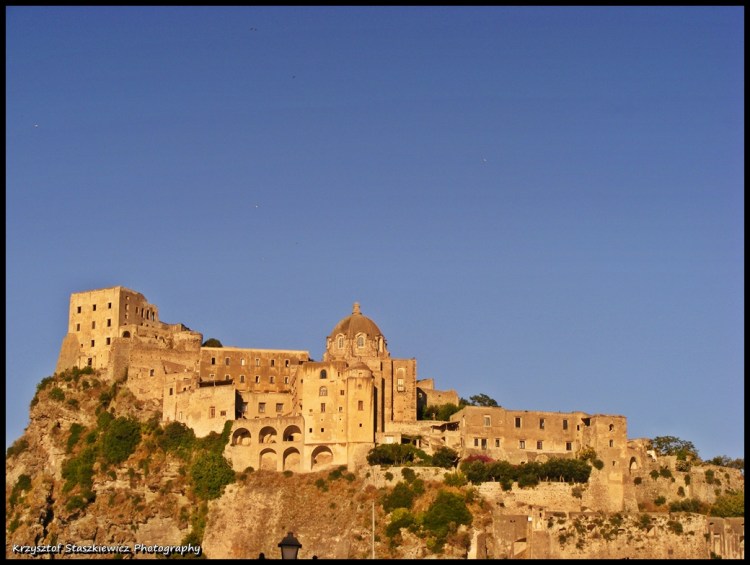 Zamek Arganese w miejscowości Ischia na wyspie o tej samej nazwie - Ischia.  Zachodzące słońce spowodowało piękne kolory, szkoda, że nie spowodowało pięknych cen wejścia, które sobie odpuściliśmy (10 Euro za osobę to mówiąc delikatnie dużo)
