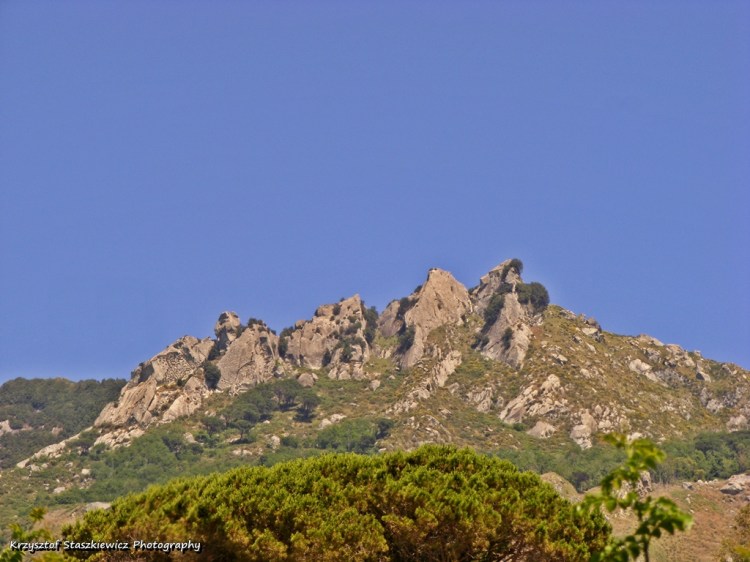 Wulkan Epomeo z Forio.  Wyspa Ischia to wyspa wulkaniczna, bezpośrednio w kraterze znajduje się miasto Ischia Porto. Na szczęście obecnie wulkan nie stanowi żadnego zagrożenia, za to przyciąga turystów, praktycznie na całej wyspie są wody termiczne (wykorzystywane na basenach), wyspa jest w kształcie stożka, a piasek na plażach całkowicie różni się od piasku jaki znamy. Po pierwsze ziarnka piasku są grubsze, zawierają też czarne drobinki (pył wulkaniczny), a woda jest krystalicznie czysta.