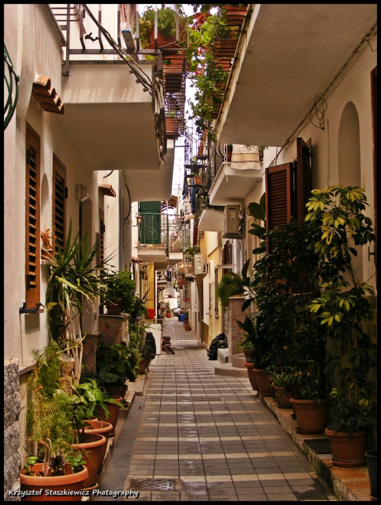 Zdecydowanie jedna z najbardziej klimatycznych (i najwęższych) uliczek jakie w życiu widziałem.
