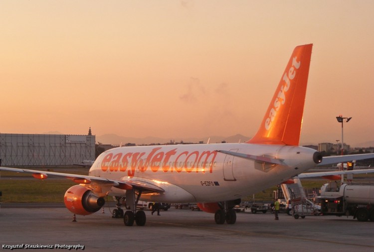EasyJet w świetle zachodzącego słońca w Neapolu.