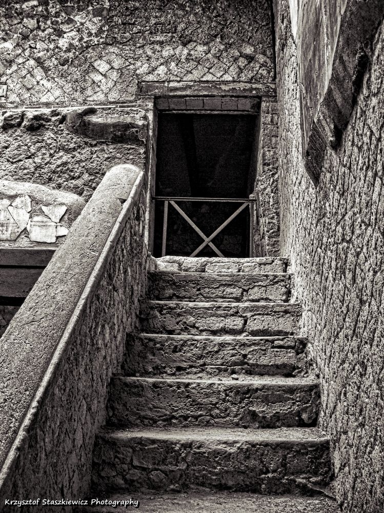 W ruinach domu, który został tak samo jak reszta Herkulanum, zniszczony 24 sierpnia 79r.  Kolejna próba HDR.