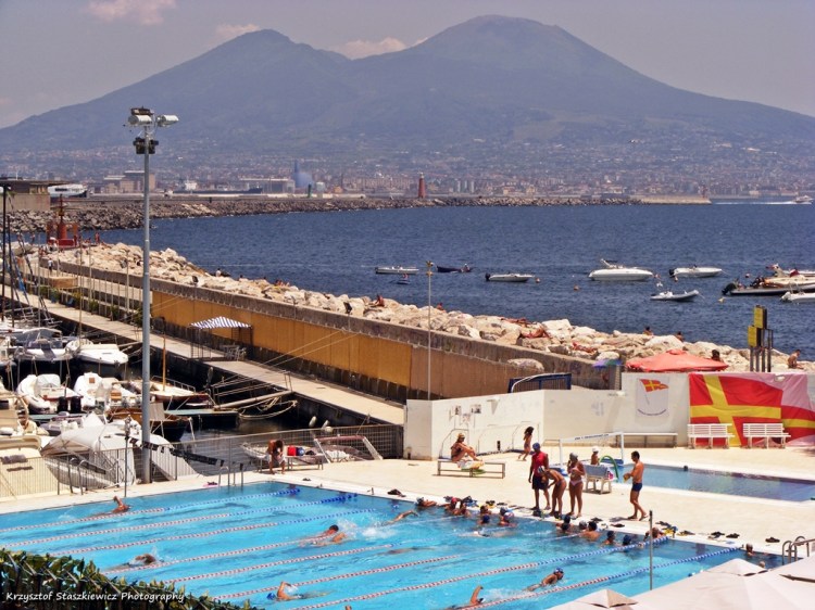 Spacerując ul. Ammiragio Ferdinando Acton w Neapolu można natknąć się na prawdziwy dylemat, co zrobić? Iść na Wezuwiusza (w tle),? Popływać w basenie? Popływać w morzu? Przepłynąć się łódką? A może iść na spacer do miasta?  A Wy co wybralibyście? 
