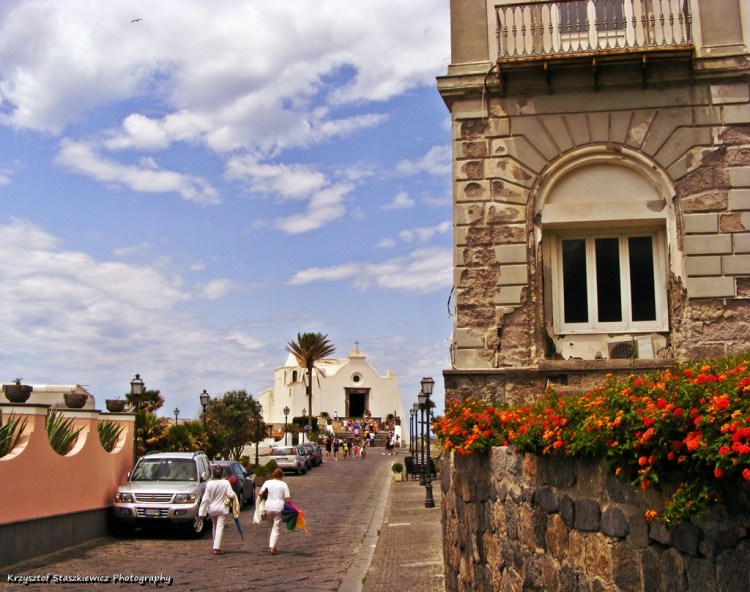 Ul. Saccorso prowadząca do przepięknego kościoła żeglarzy Santa Maria del Soccorso wybudowanego w 1791r.