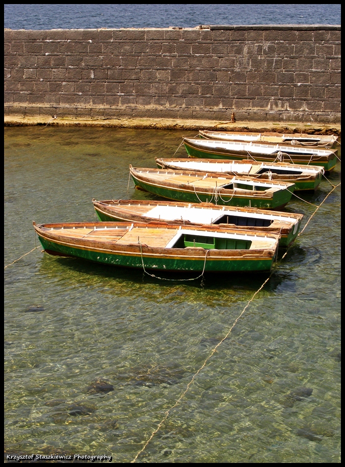 Łódeczki przycumowane do niewielkiej przystani koło zamku Castel dell'Ovo w Neapolu. Na uwagę zasługuje fakt, że mimo, że jest to mocno zanieczyszczone i zaśmiecone miasto, to może jest krystalicznie czyste.