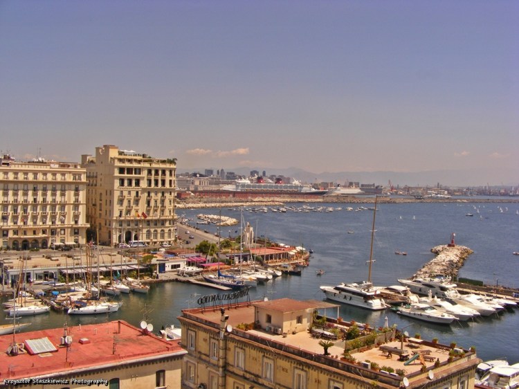 Neapol z zamku Castel dell'Ovo. 