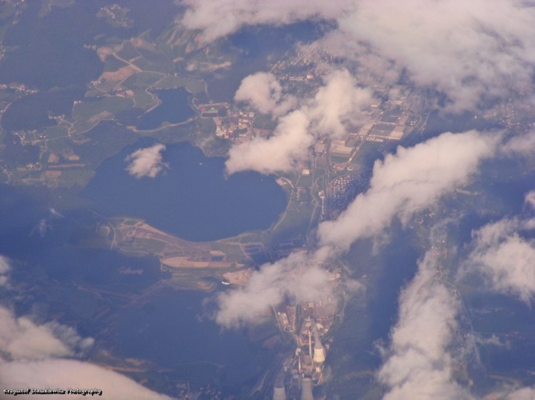 Lecąc do Neapolu zrobiłem kilka zdjęć lecącym samolotom, niestety nie są one zbyt dobre, jednak lecąc... yyy... gdzieś postanowiłem zrobić zdjęcie z serii ,,znajdź samolot".  Wytężcie wzrok i poszukajcie go ;)