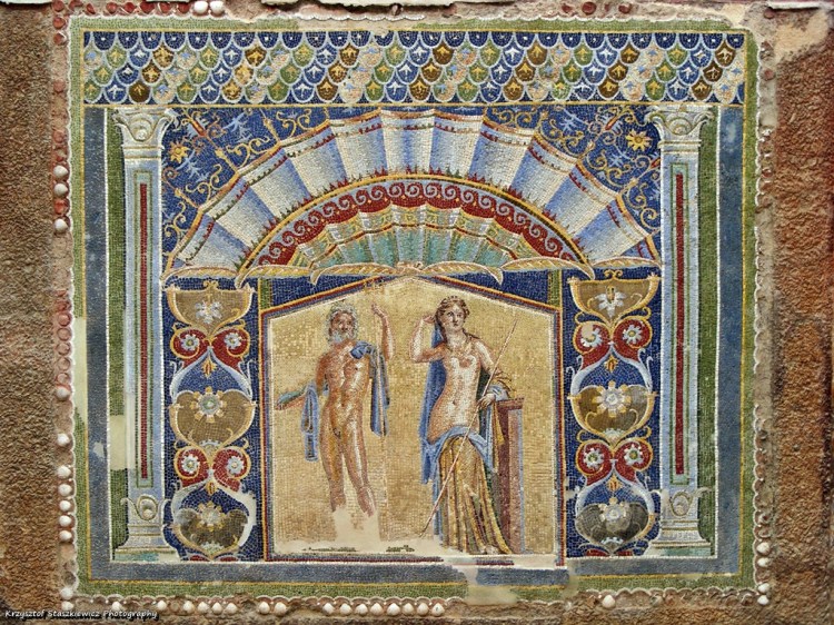 Przepiękna mozaika, która została odkryta w jednym z domów.  Warto zwrócić uwagę, jak dobrze została ona wykonana, nie dość, że widać wszystkie szczegóły ciał, filarów i wszystkiego co ich otacza, to jeszcze niewiele co straciła po wybuchu Wezuwiusza, zalania lawą i przebywania w zastygłej lawie ponad 1,7tys lat. 