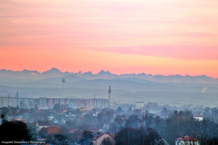 Tatry uchwycone z podjazdu do Trojanowic. Proszę wybaczyć wysoki szum, ale spóźniłem się na dobre oświetlenie dosłownie kilka minut.