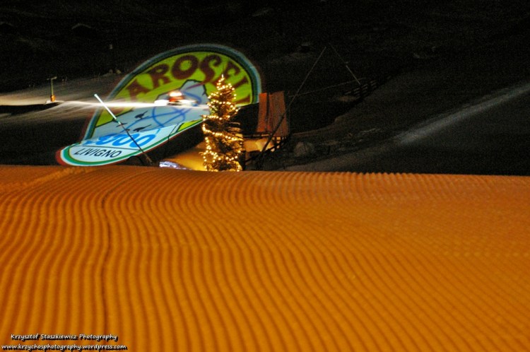 Jest ok. 19:30, narciarze i snowboardziści już dawno zeszli ze stoków (ok 16:30 ostatnie wyjazdy) , poszaleć w miasteczku.  Podczas gdy wszyscy odpoczywają po całym dniu szaleństwa, obsługa ciężko pracuje, aby przygotować stoki na następny dzień białego szaleństwa, a mają tego bardzo dużo, bo 115km stoków narciarskich, a do tego jeszcze 30km tras narciarskich biegowych.