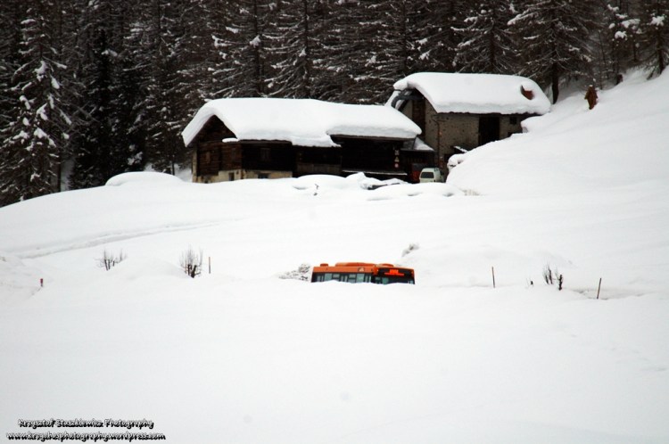 Scania na linii Verde przebijająca się przez ponad 2m zaspy śniegu w Livigno