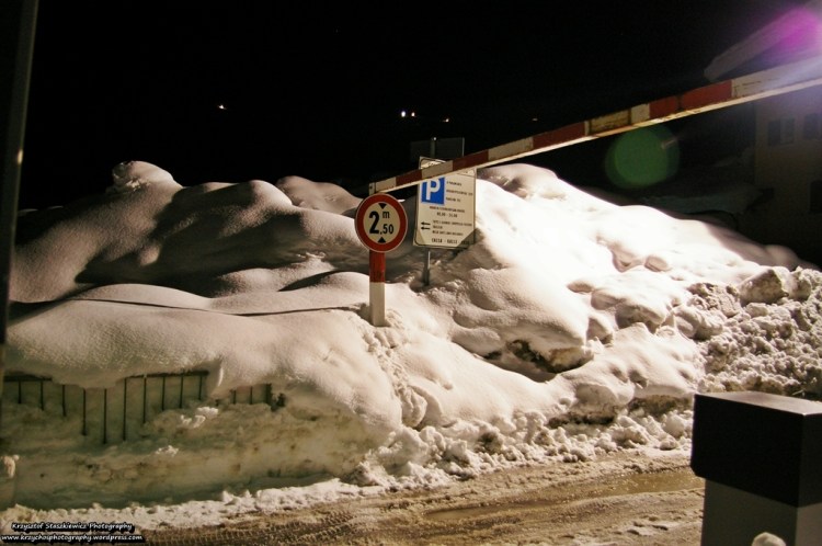 Podczas gdy w Polsce zmagaliśmy się z brakiem śniegu i zimy, w Alpach śniegu było aż za dużo.  Ta zaspa ma ok 3m, w całym Livigno większość zasp było właśnie takie, albo jeszcze większe. Mało ciągle z miasteczka wyjeżdżały ciężarówki ze śniegiem 